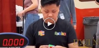 Парень собрал Кубик Рубика за 3,13 секунды