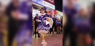 Необычный танец на улице