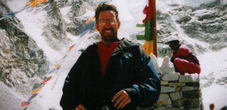 В  50 лет решил взойти на Эверест,  а его там дважды бросили. История беспрецедентного  спасения (14 фото)