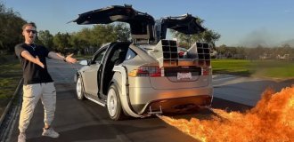 Tesla Model X превратили в машину времени, как в фильме «Назад в будущее» (1 фото + 1 видео)