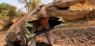 Зоолог переоделся крокодилом и залез к ним в логово (5 фото)
