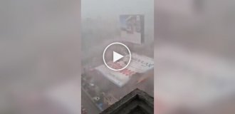 В Индии ветер снес огромный рекламный щит