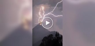 Молния ударила в жерло активного вулкана в Гватемале: атмосферное видео