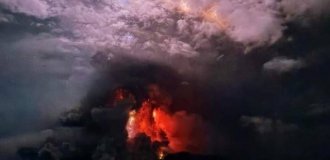 В Индонезии извергается вулкан Руанг (2 фото + 4 видео)