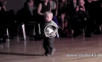 2-ух летний ребенок отжигает на танцполе