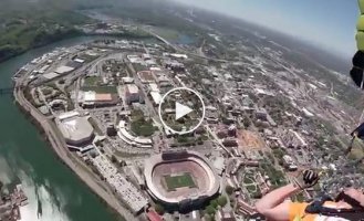 Прыжок с парашютом на стадион