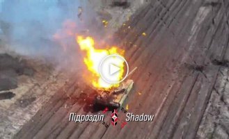 Новый вражеский танк Т-72 образца 2022 года горит после удара украинского дрона