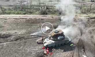 Мощная детонация российского танка после сброса с дрона гранаты в открытый люк