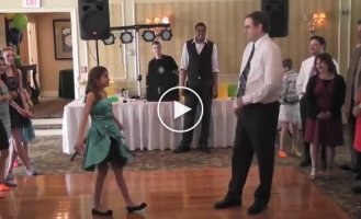 Необычный танец отца и дочери