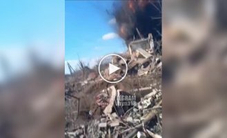 Момент прилета планирующей авиабомбы по позиции российских военных в селе Тоненькое Донецкой области