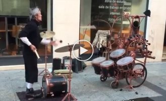 Уличный музыкант-жонглер на улицах Сарагосы