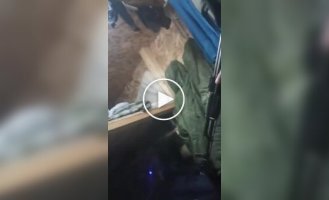 Пьяный российский оккупант с автоматом пытается доказать, что выстрелит, а другой не верит