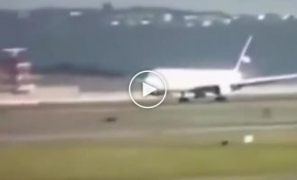 Аварийная посадка Боинга без переднего шасси попала на видео