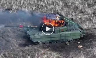 Украинские дроны сбрасывают гранаты в люки российских танков на Авдеевском направлении