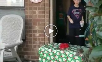 Детская искренность во время распаковки подарка на Рождество
