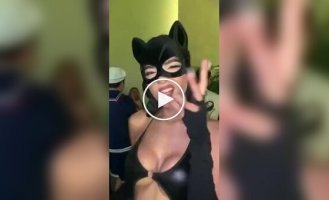 Женщина-кошка на вечеринке