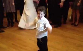 Мальчик отжигает на свадьбе