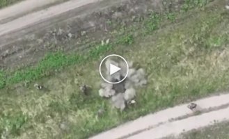 Украинский дрон сбрасывает ВОГи на российскую штурмовую группу в Харьковской области