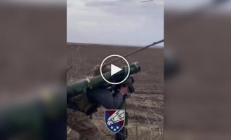 Бойцы уничтожают вражескую бронемашину с помощью ПТРК Javelin