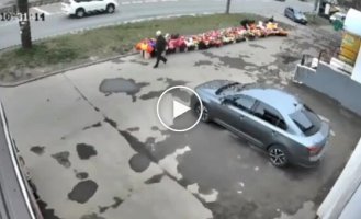 В России пьяная девушка разнесла уличные прилавки с цветами