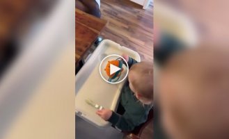 Ребенок тестирует тарелку-непроливайку