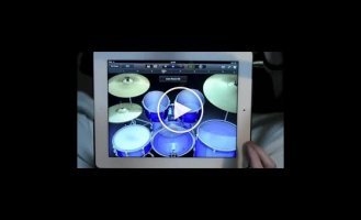 Виртуозный барабанщик играет на iPad