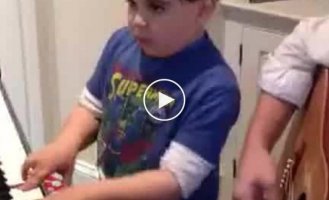 6 летний мальчик подыгрывает на пианино