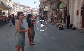 Восхитительный танец на улице итальянского города, который приводит в восторг  