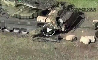 Украинский оператор всадил камикадзе в уязвимое место между корпусом и башней российского танка Т-72Б3, который сдетонировал и выгорел дотла