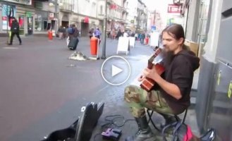 Виртуозная игра уличного гитариста