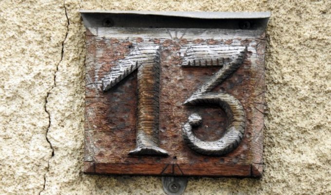 Почему число 13 называют «Чертовой дюжиной»? (2 фото)