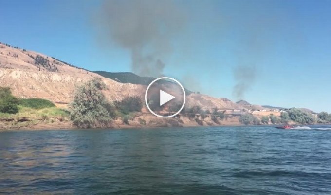 Канадские лодочники боролись с огнем с помощью струи воды от своей лодки