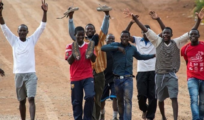 Африканские нелегалы шумно празднуют прибытие в Европу (5 фото + 1 видео)