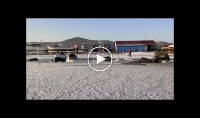 Во Владивостоке несколько десятков машин провалились под лёд