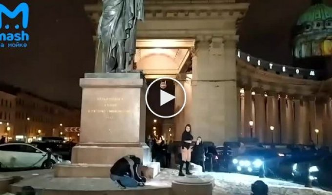 Танец тверк-львицы Анны напротив Казанского собора возмутил Сеть