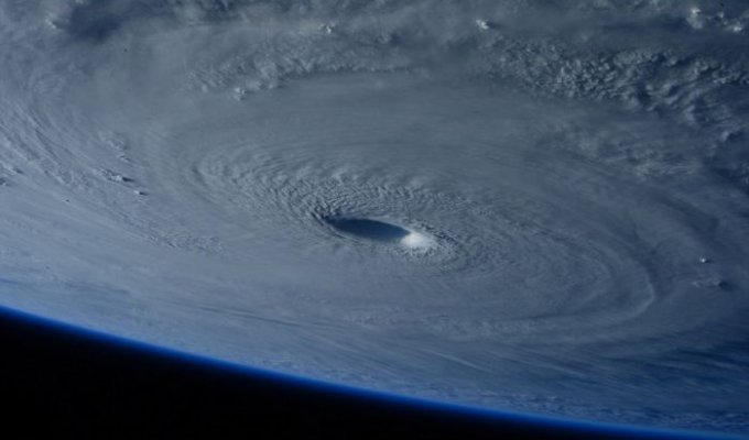 Астронавты МКС сделали снимки тайфуна «Майсак» (6 фото)