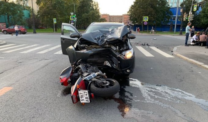 Мотоциклист получил тяжелые травмы в Петербурге (3 фото + 1 видео)
