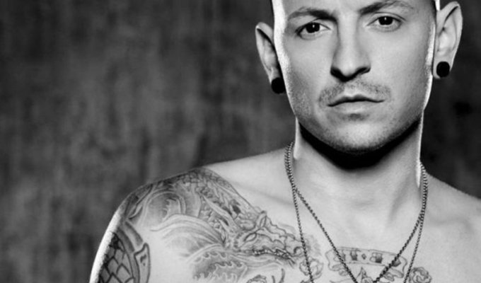 В память о вокалисте группы "Linkin Park" Честере Беннингтоне (5 фото + 8 видео)