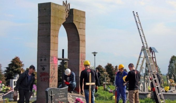 Уничтожение памятника бойцам УПА: Почему Качиньский взялся за бензопилу