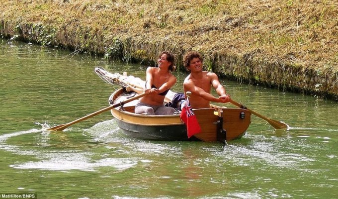 Супружеская пара проплыла на самодельной лодке с веслами путь из Англии во Францию (14 фото)