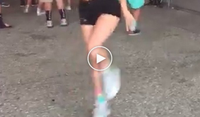 Энергичная девочка танцует на опенейре