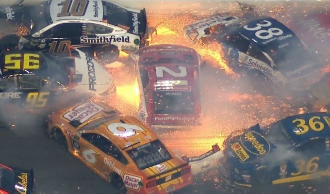 Массовая авария на гонке NASCAR с участием половины пелетона (3 фото + 1 видео)