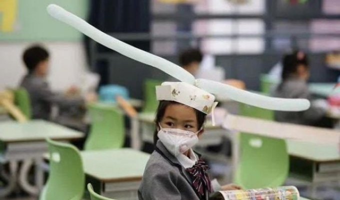 В Китае открылись школы и их руководство придумало, как научить детей держать дистанцию (2 фото)