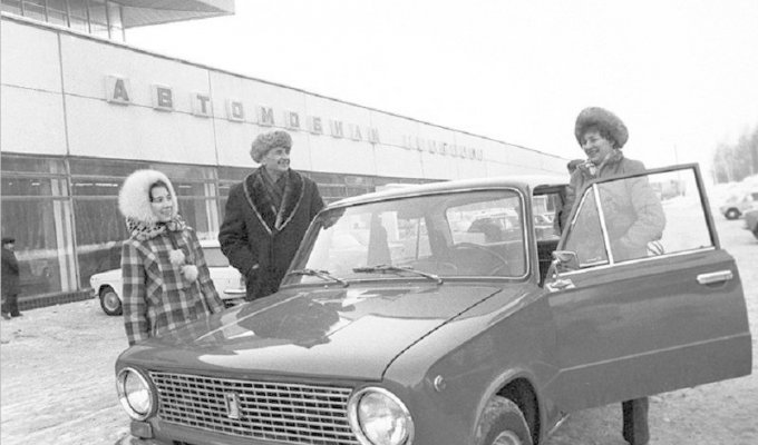 СТО Техцентр "Варшавский" - Как покупали машины в СССР? (21 фото)