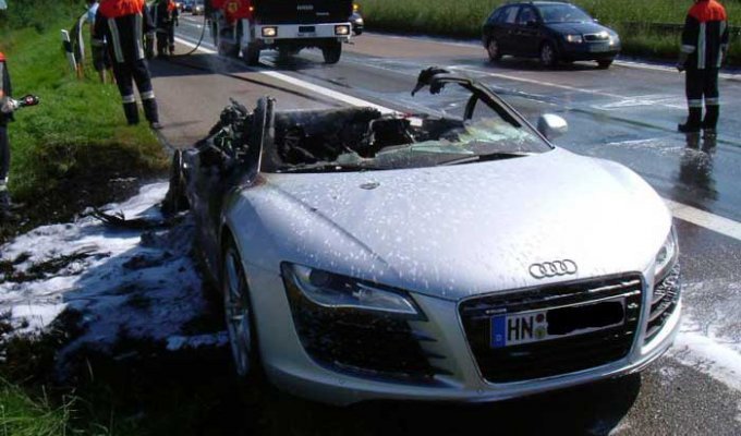 Еще одна Audi R8, сгоревшая по непонятным причинам (4 фото)