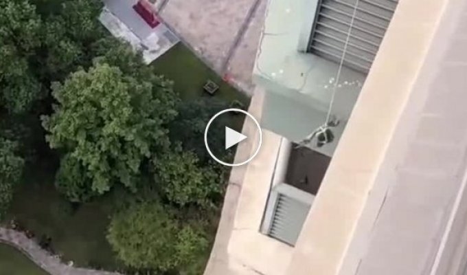 Спасение упавшей с балкона футболки с помощью краба