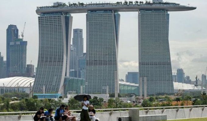 В Сингапуре состоялось открытие гигантского «Небесного парка», построенного на высоте 55 этажа ( больше фото)