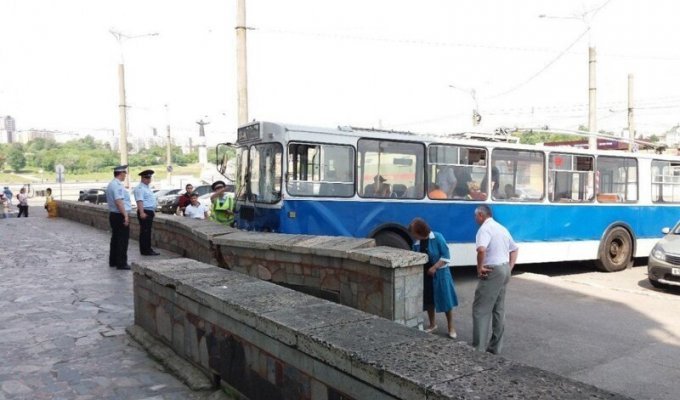 Троллейбус без тормозов в Чебоксарах (5 фото + 1 видео)