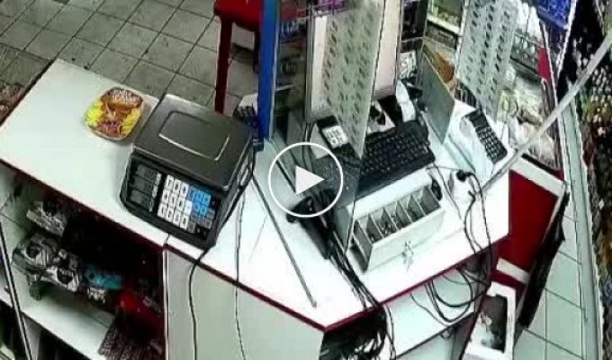Мужчина попытался ограбить магазин с помощью дверной ручки