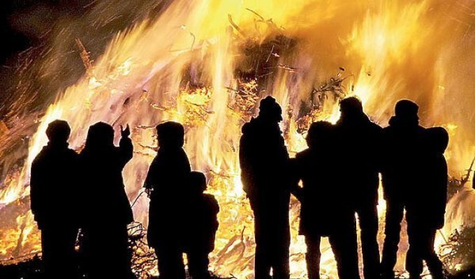 Тушу шатуна-людоеда сожгли на огромном костре в центре деревни (7 фото)